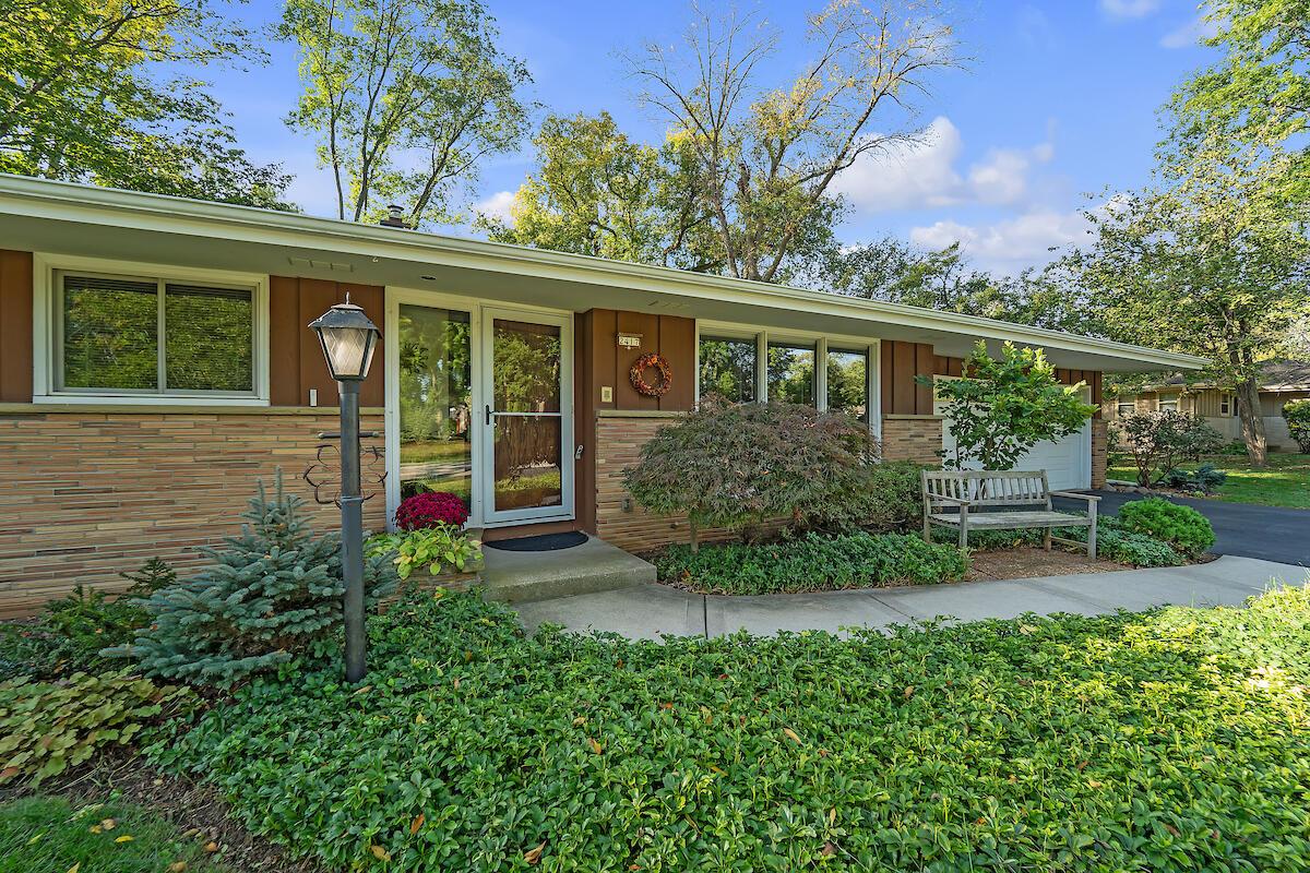 2417 W Acacia Rd, Glendale, WI 53209