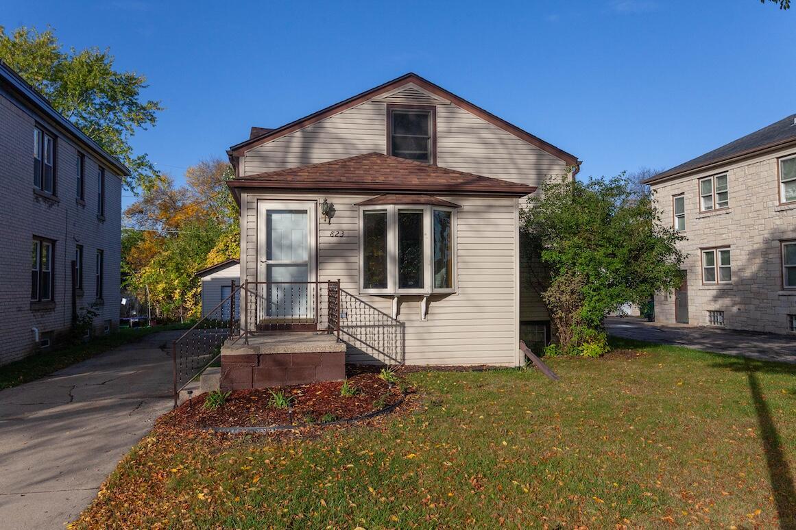 823 S 87th St, West Allis, WI 53214