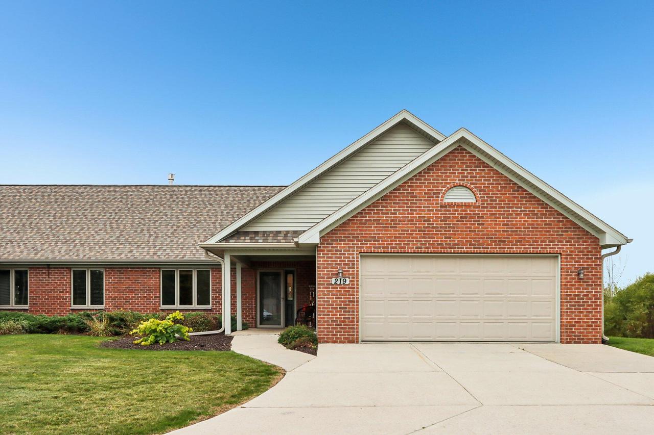 219 Windmill Ln, Walworth, WI 53184