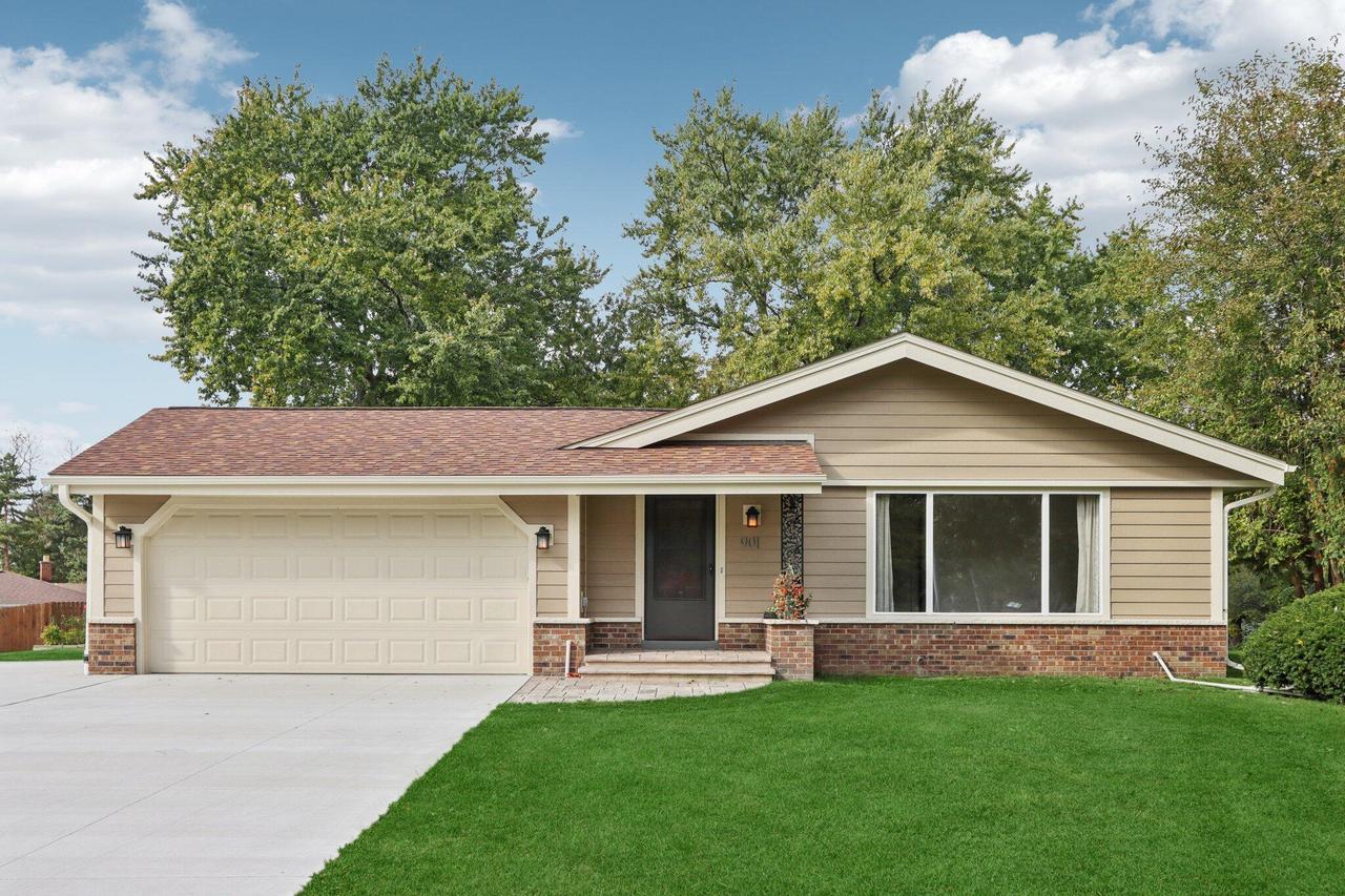 901 Anton Rd, Hartland, WI 53029