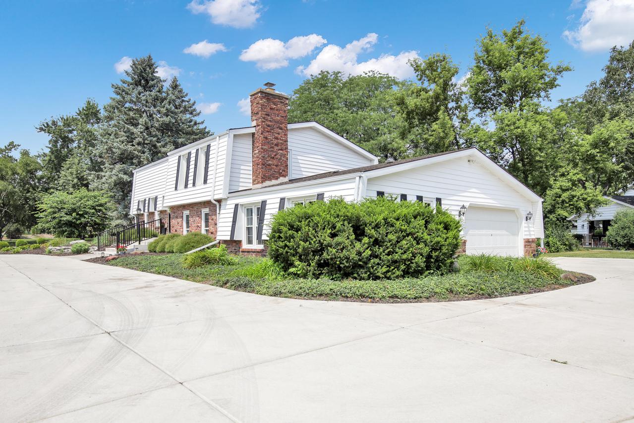 2550 Coach House Dr, Brookfield, WI 53045