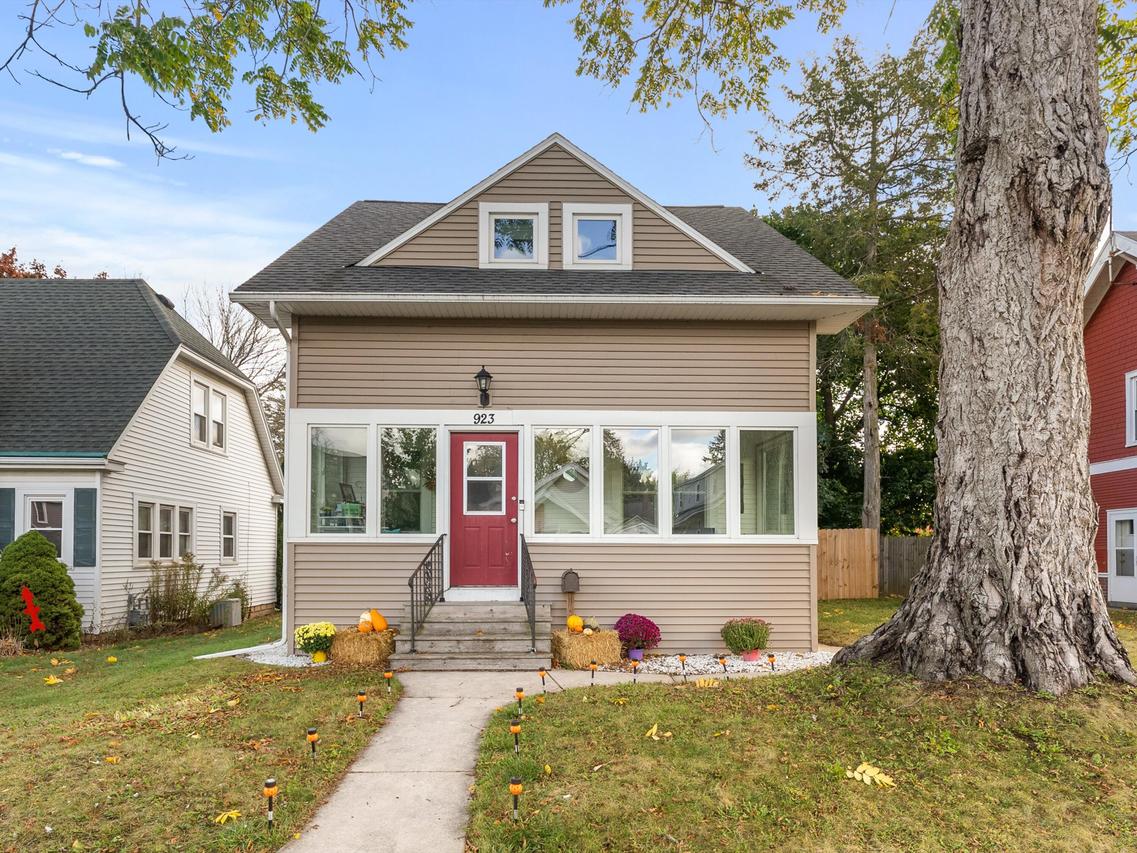 923 N 6th St, Manitowoc, WI 54220