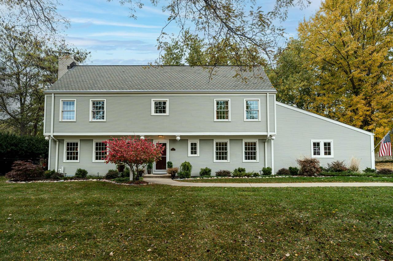 2412 W Chestnut Rd, Mequon, WI 53092