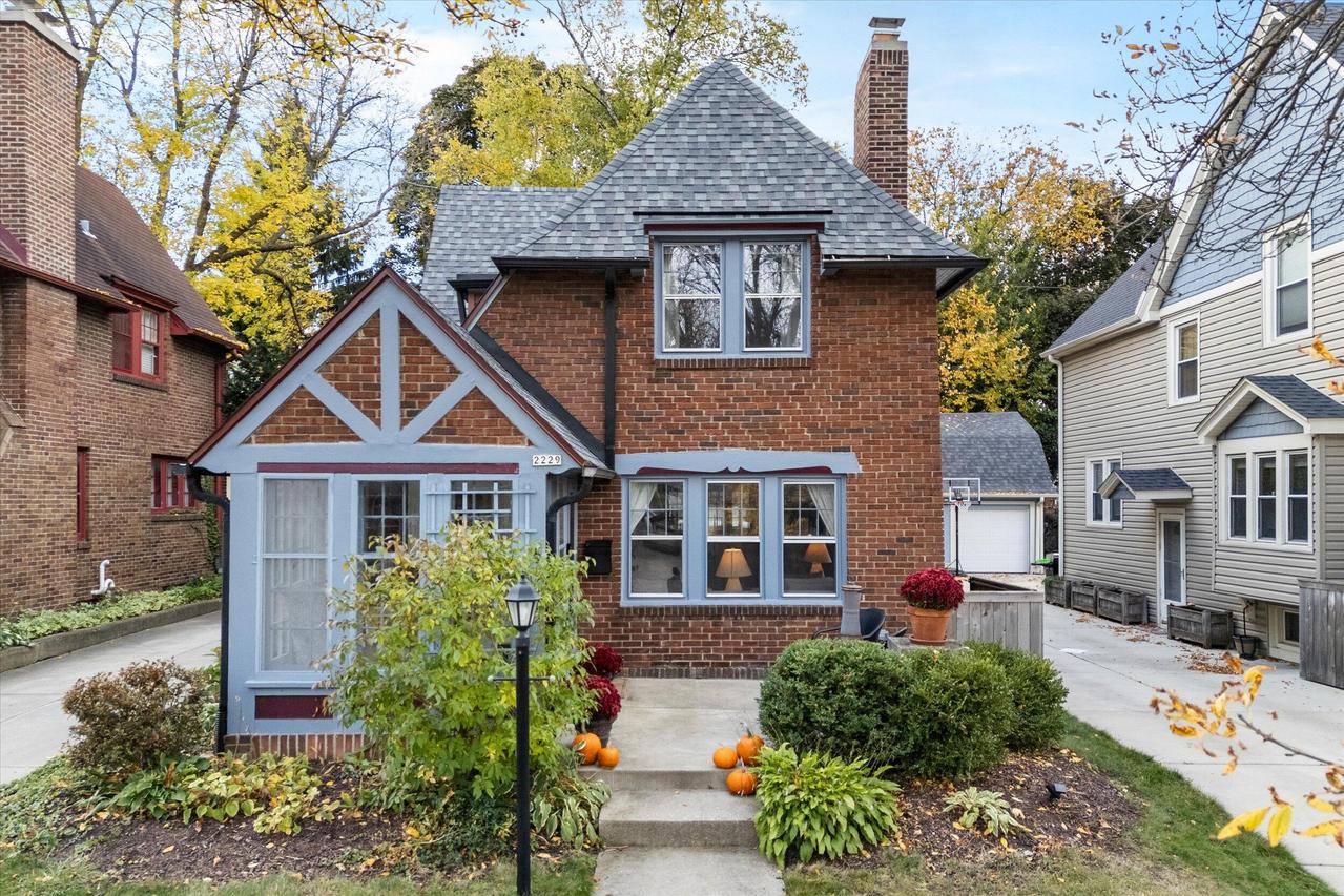 2229 N 70th St, Wauwatosa, WI 53213