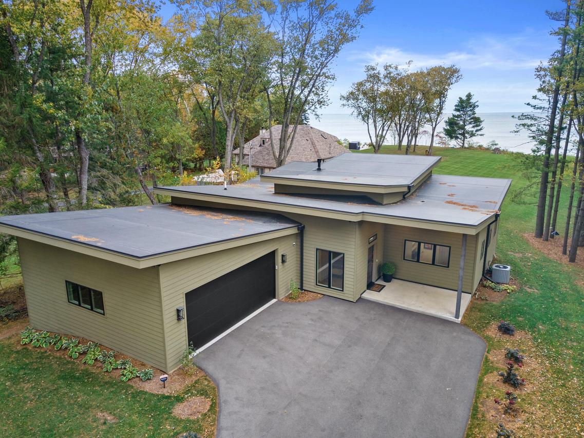 13480 N Lakewood Dr, Mequon, WI 53097