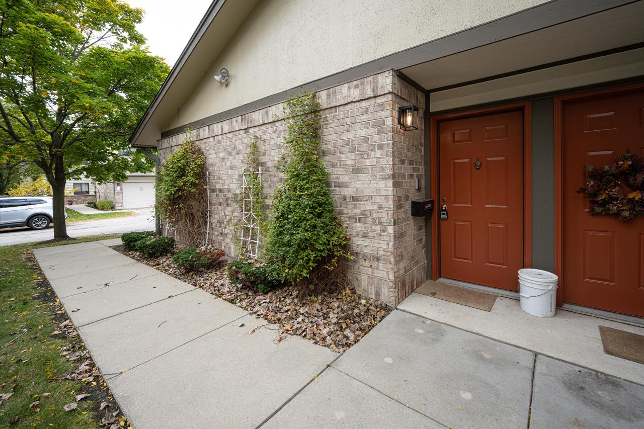 500 W Bender Rd #27, Glendale, WI 53217
