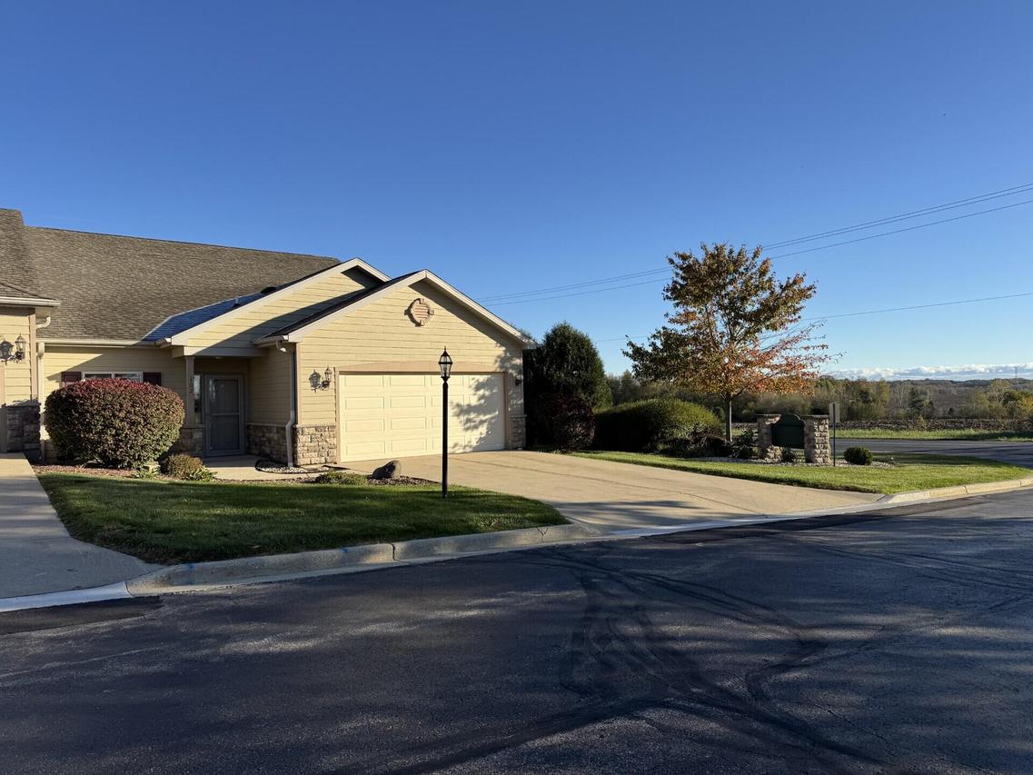 102 Walnut Ridge #20, Union Grove, WI 53182