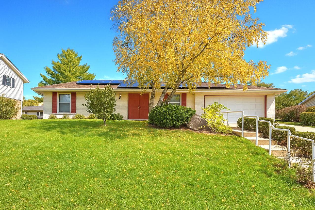 12520 W Crawford Dr, New Berlin, WI 53151