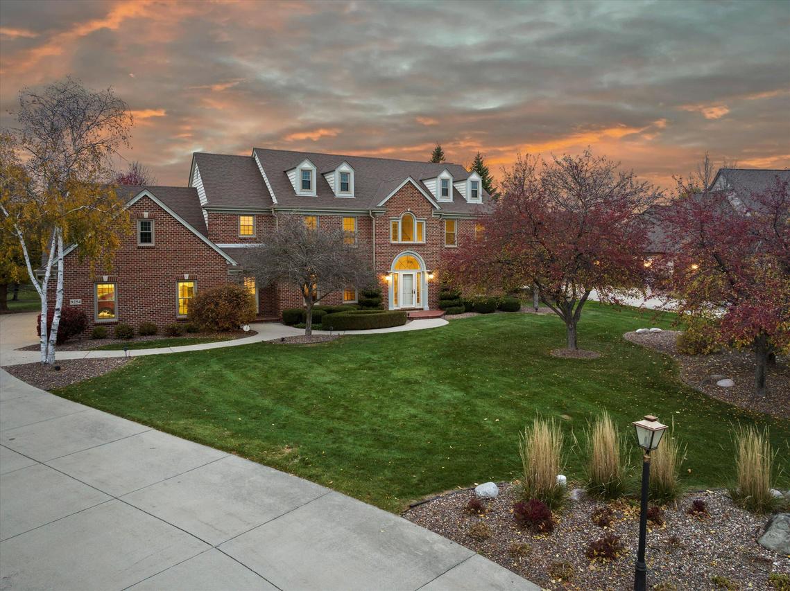 9254 W Wyndham Hills, Franklin, WI 53132