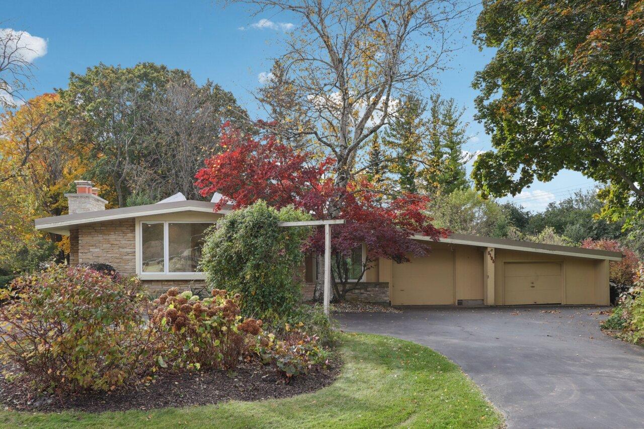 5105 W Arrowwood Rd, Mequon, WI 53092