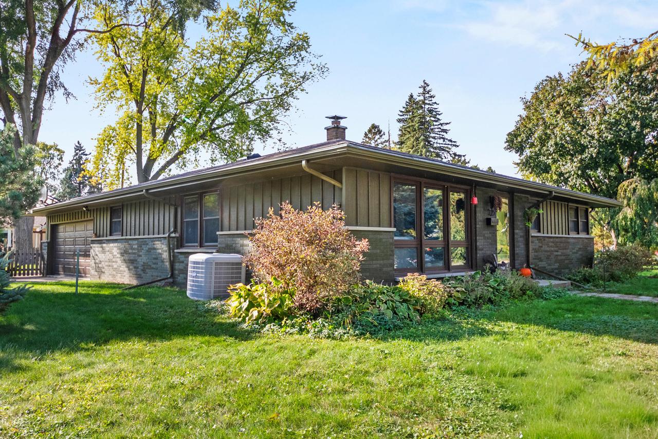 723 W Riverview Dr, Glendale, WI 53209