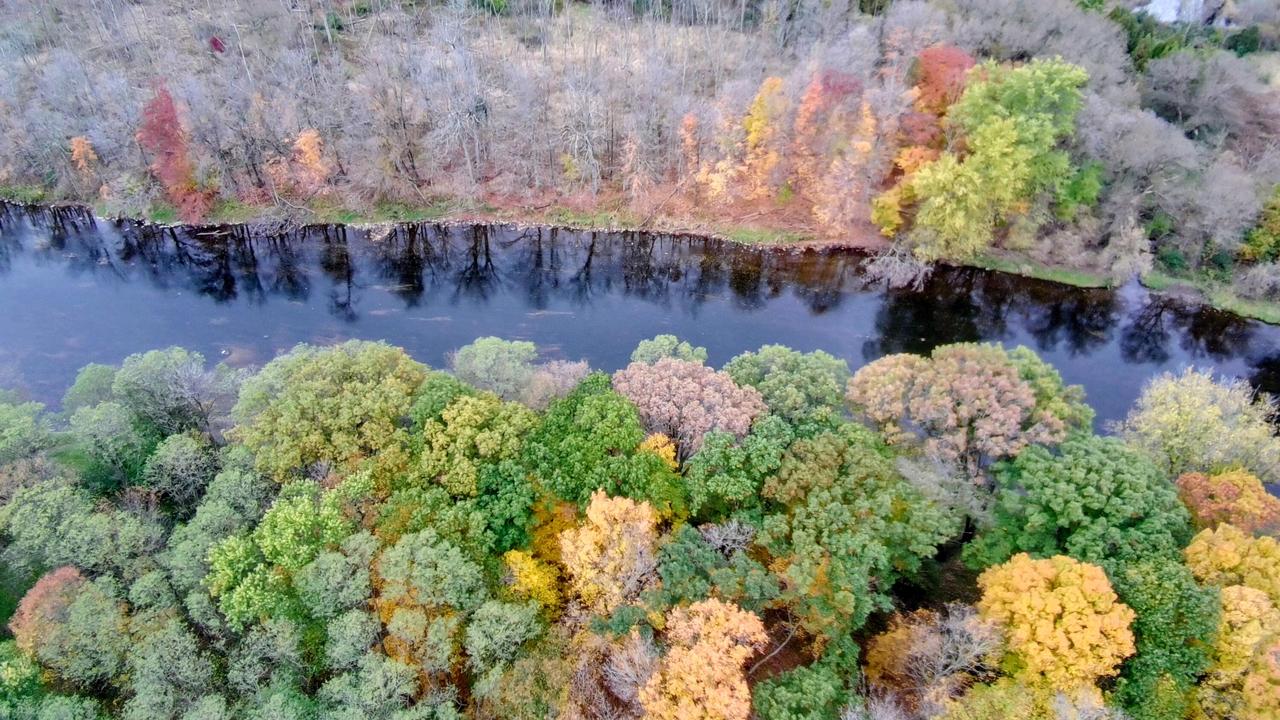 1993 Riverview Tr., Saukville, WI 53021