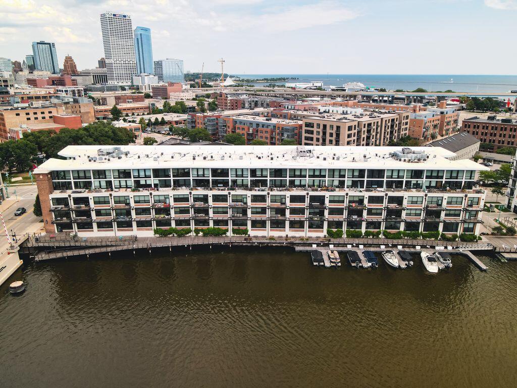 311 E Erie St #425, Milwaukee, WI 53202