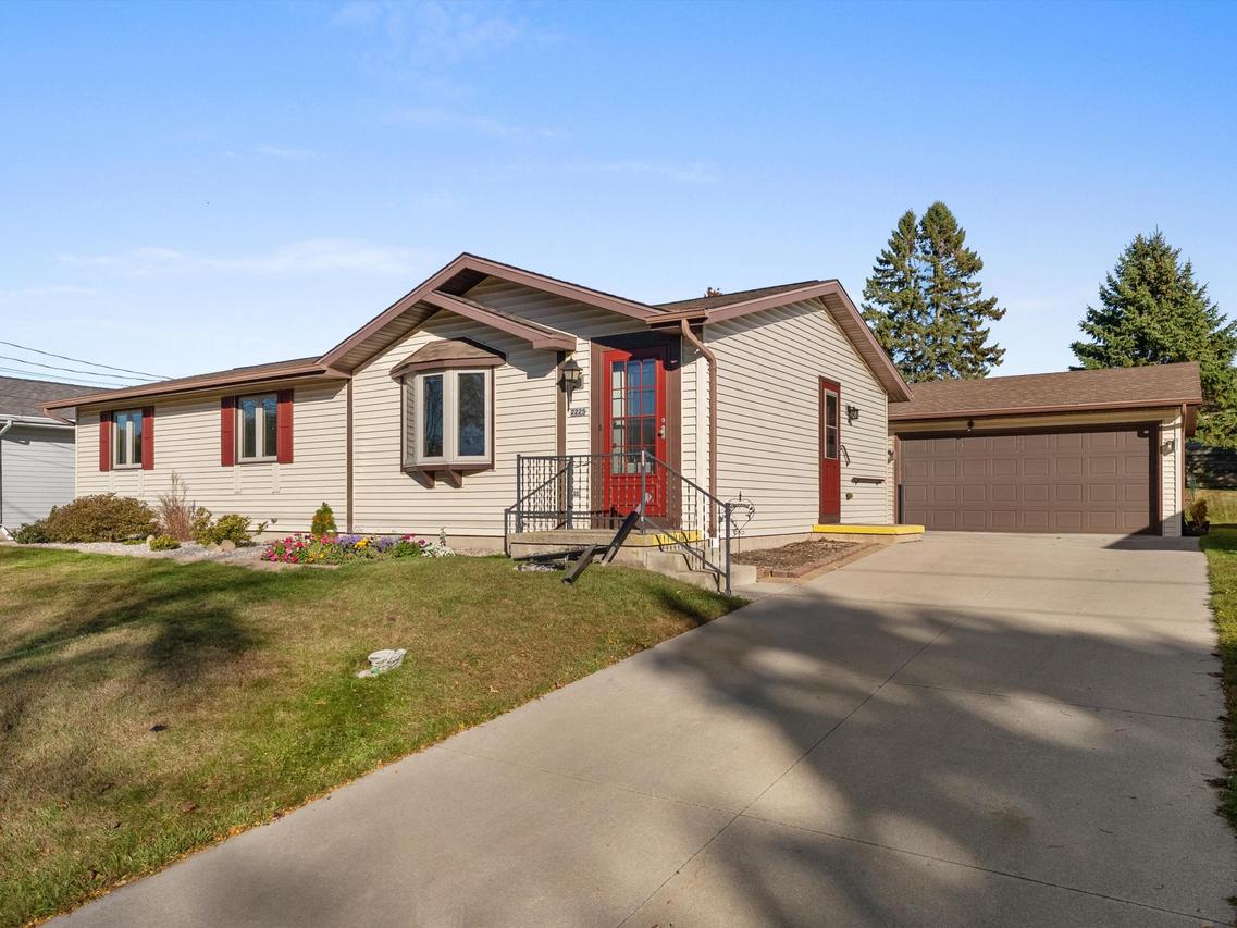 2225 S 12th St, Manitowoc, WI 54220