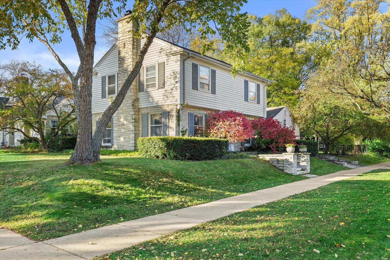 9515 Ridge Blvd, Wauwatosa, WI 53226