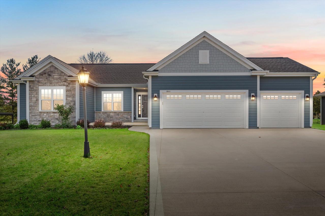 7911 W Oakwood Way, Franklin, WI 53132