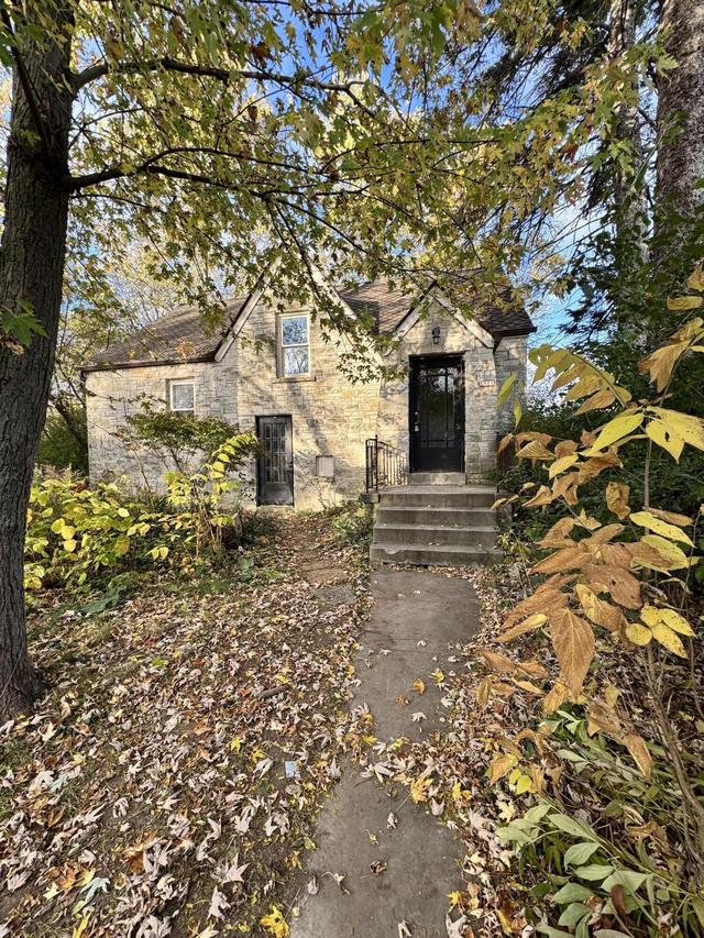 1501 W Brown Deer Rd, River Hills, WI 53217