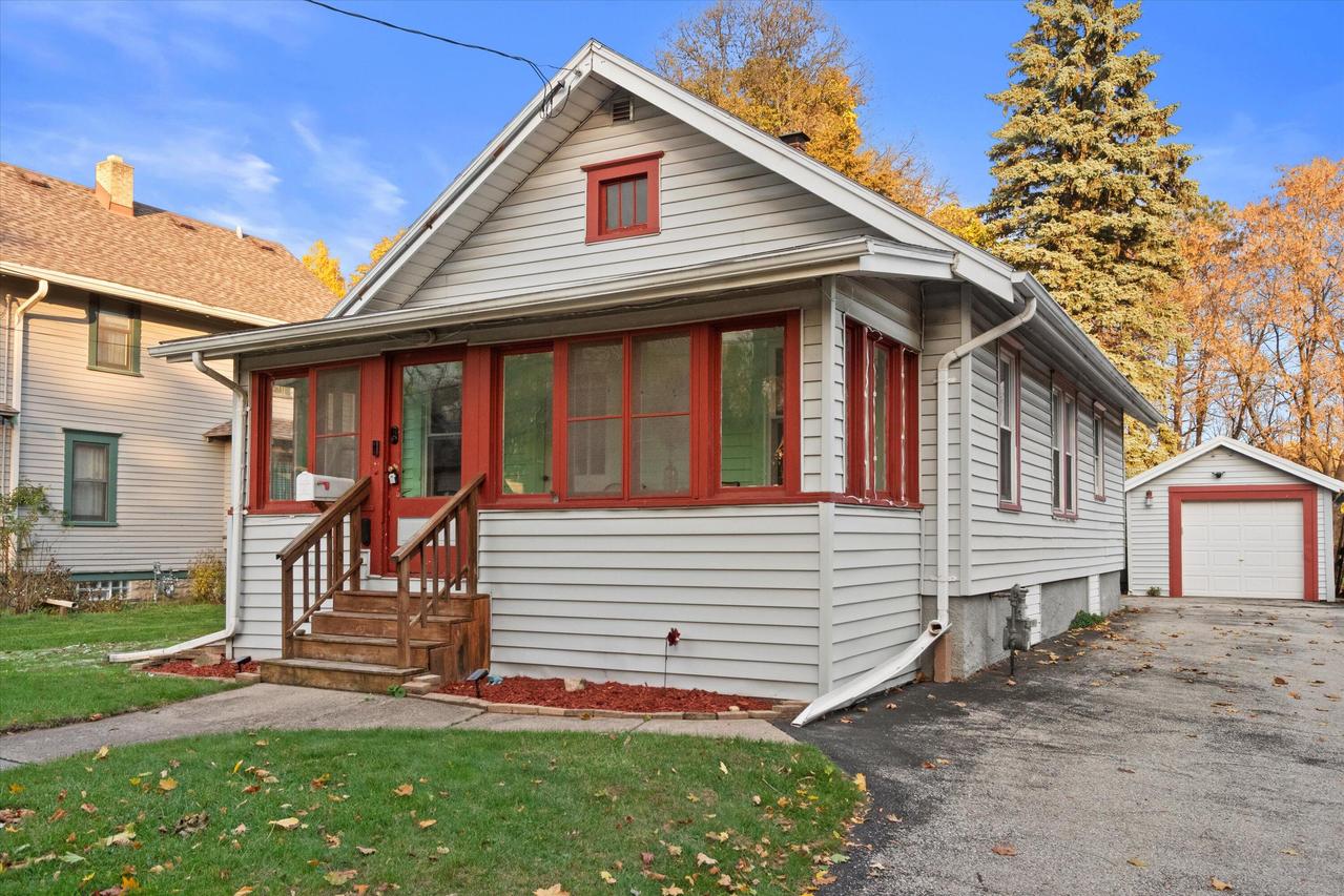 129 S West Ave, Waukesha, WI 53186