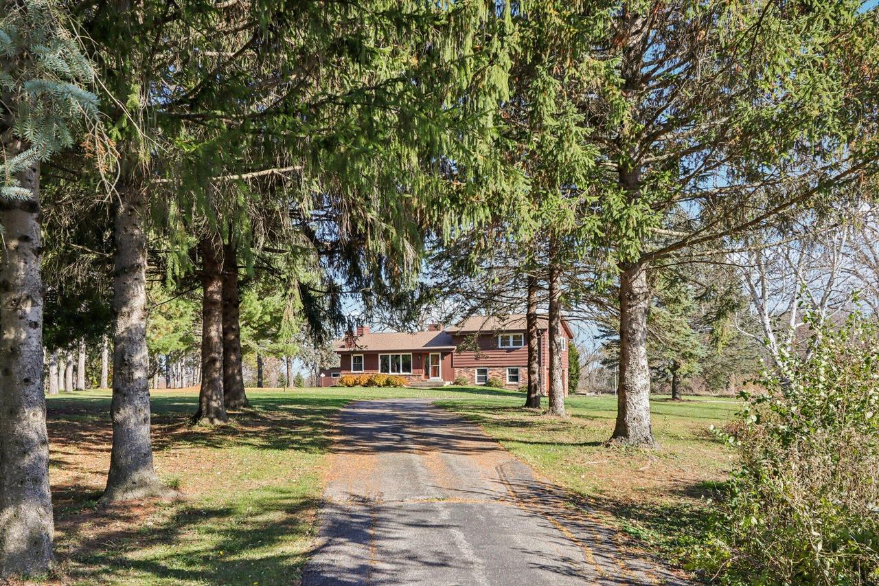 W398N8740 Amber Ln, Oconomowoc, WI 53036