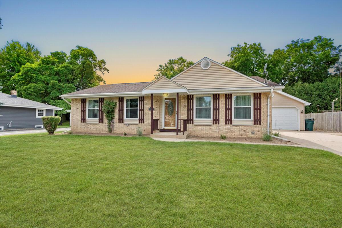 117 Judge Dr, Saukville, WI 53080