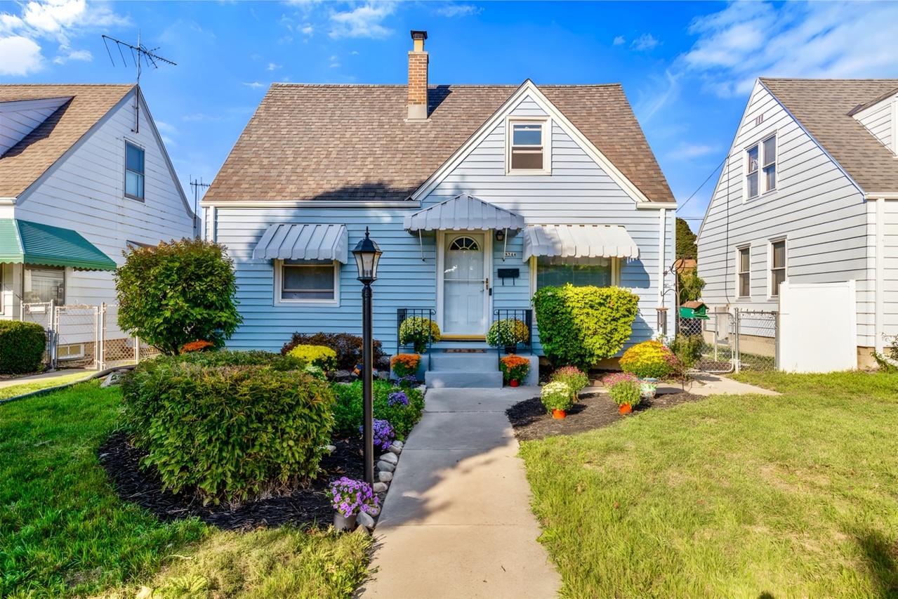 9544 W Metcalf Pl, Milwaukee, WI 53222