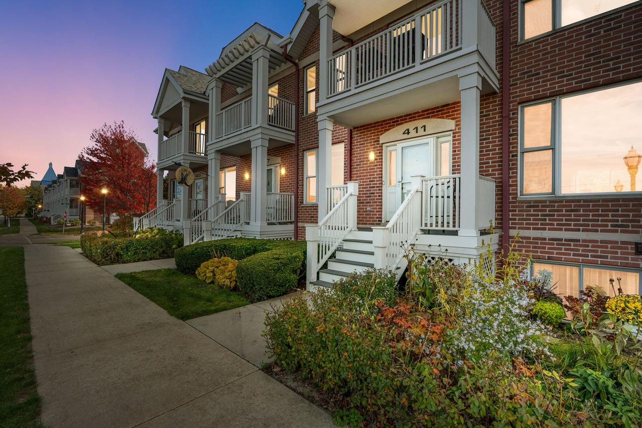 411 54th St, Kenosha, WI 53140