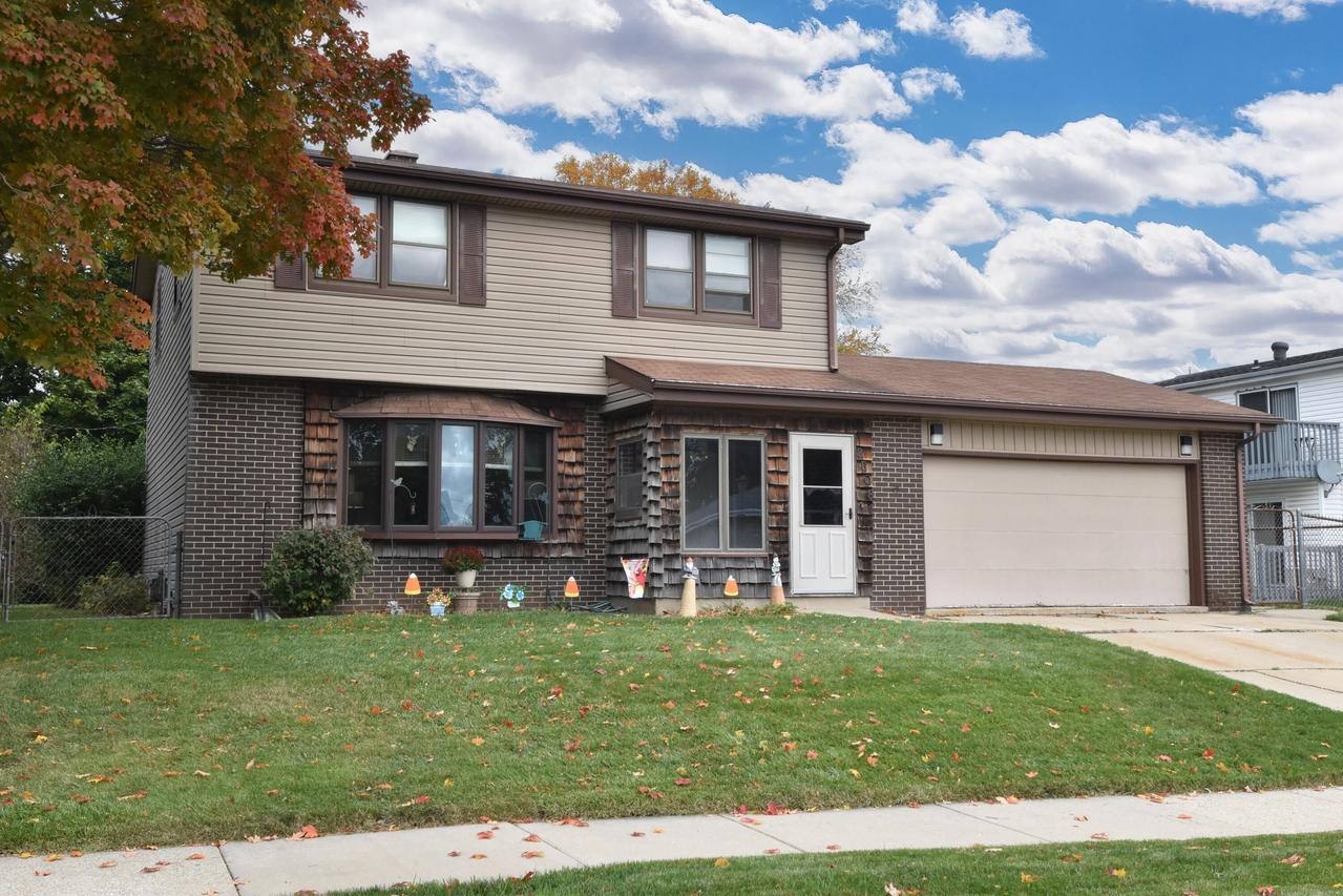 8608 Westbrook Dr, Sturtevant, WI 53177