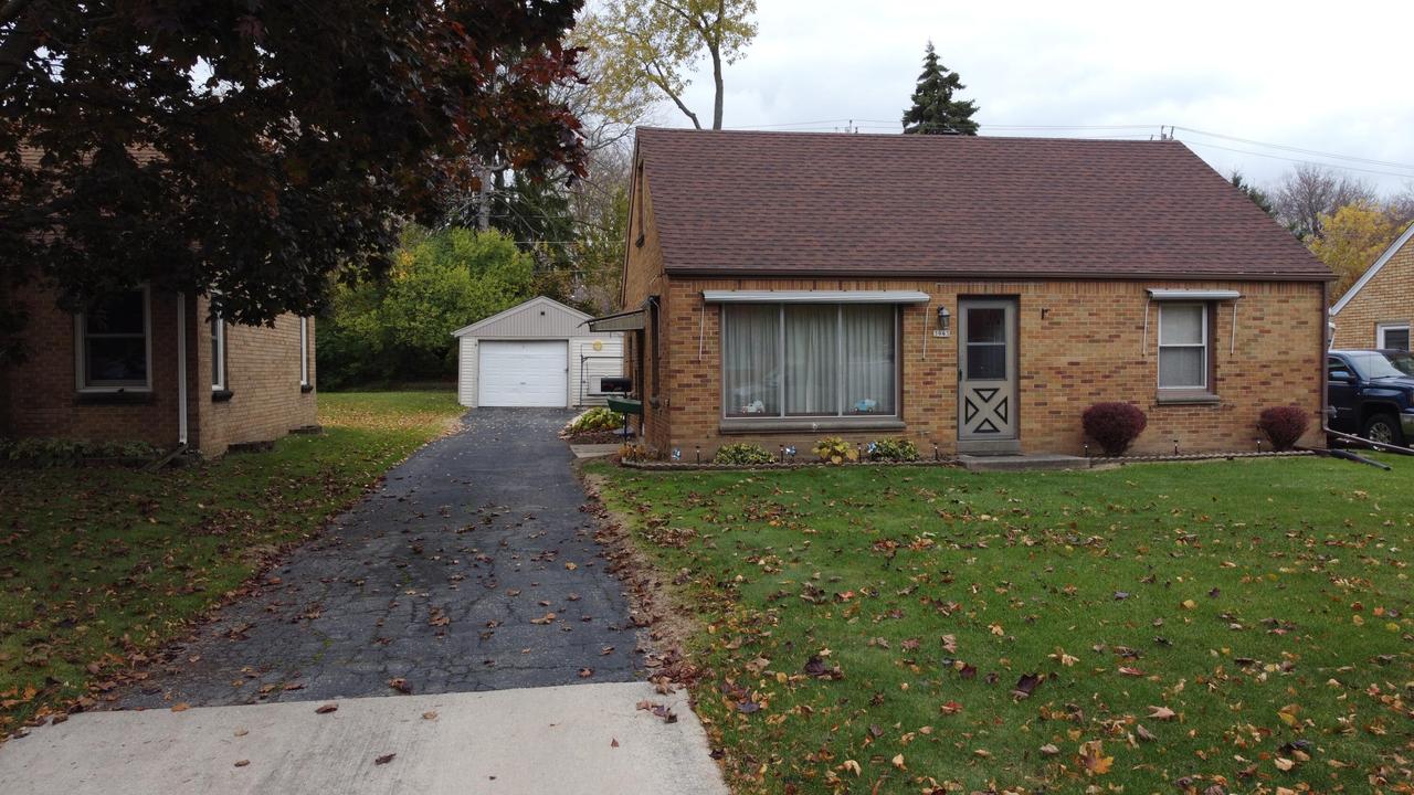 3943 S 55th St, Greenfield, WI 53220