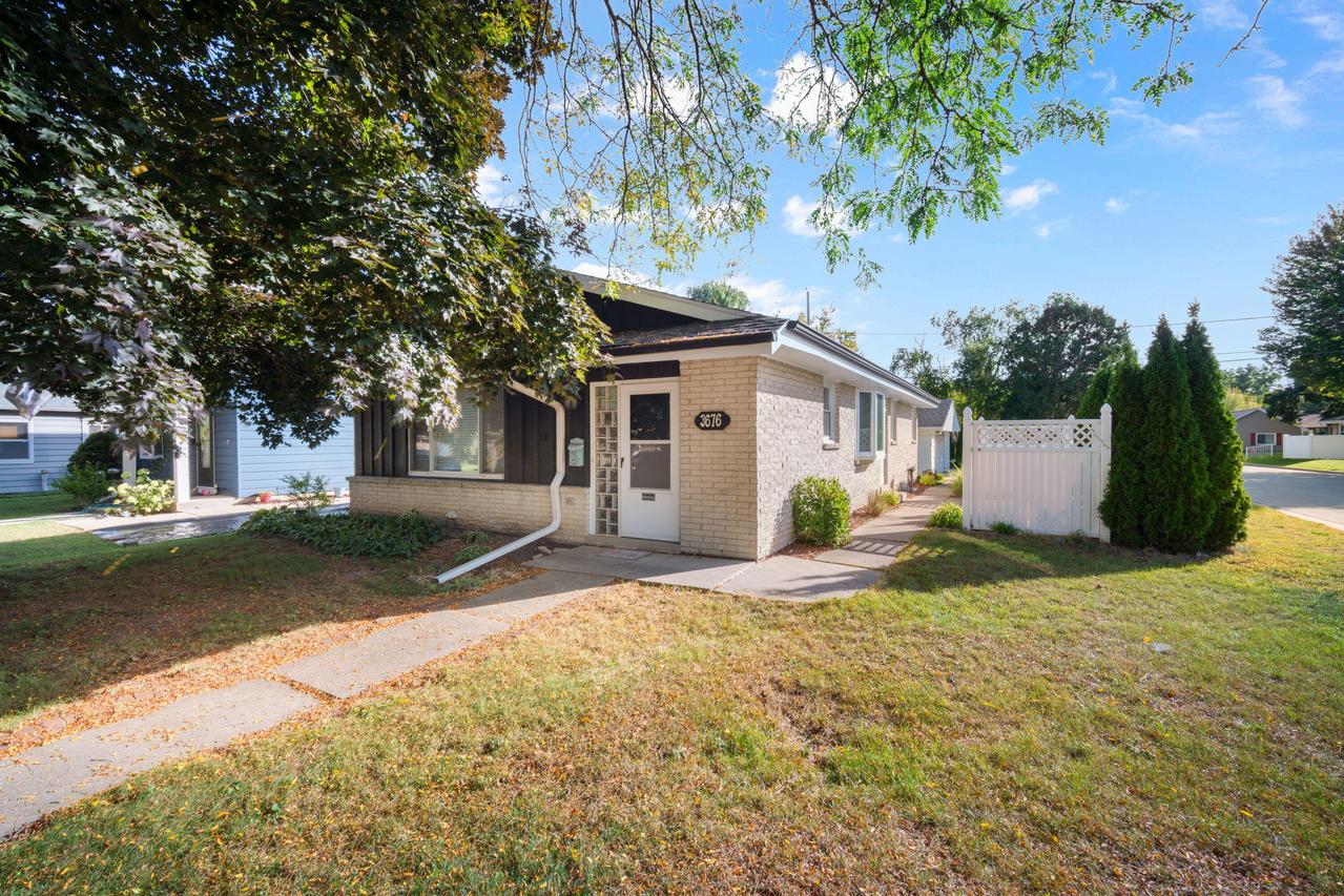 3676 S 53rd St, Greenfield, WI 53220