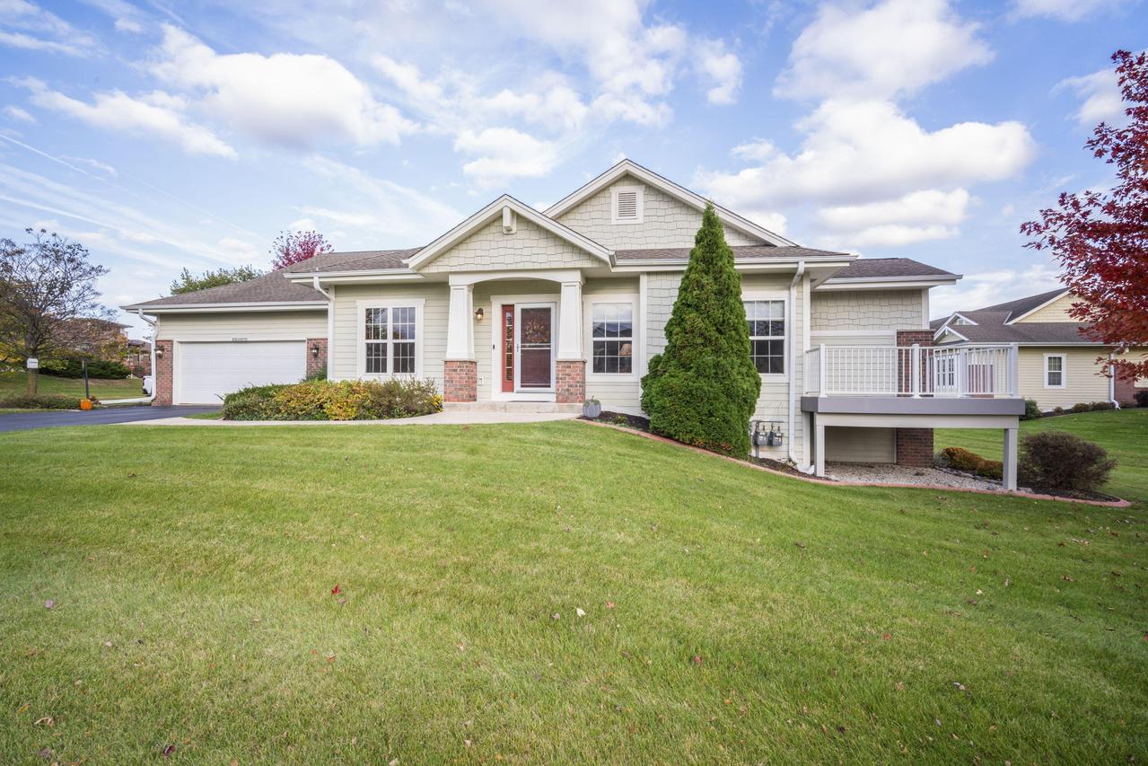 S70W15770 Sandalwood Dr, Muskego, WI 53150