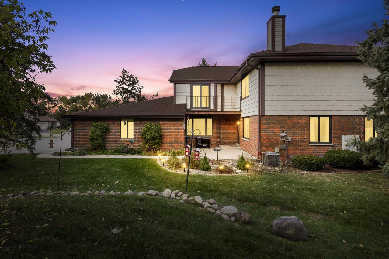 8124 S Legend Dr, Franklin, WI 53132