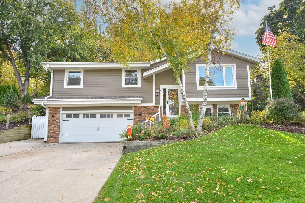 617 Coventry Ln, Hartland, WI 53029
