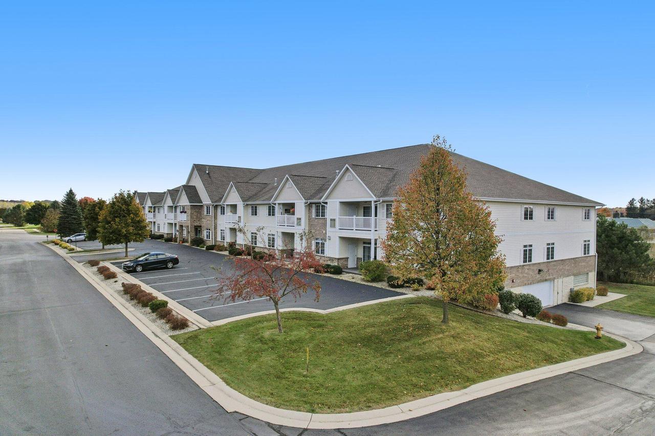 1275 Shadowood Cir #110, West Bend, WI 53095