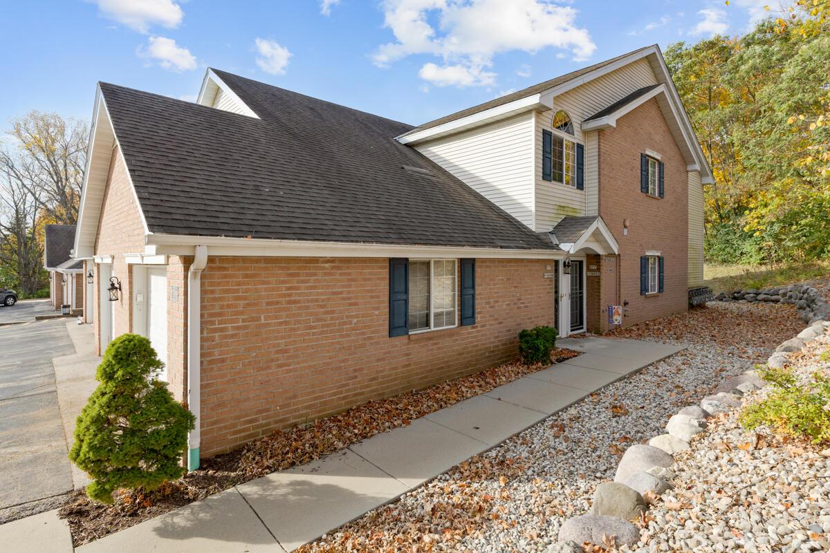 S77W19599 Lakewood Dr, Muskego, WI 53150