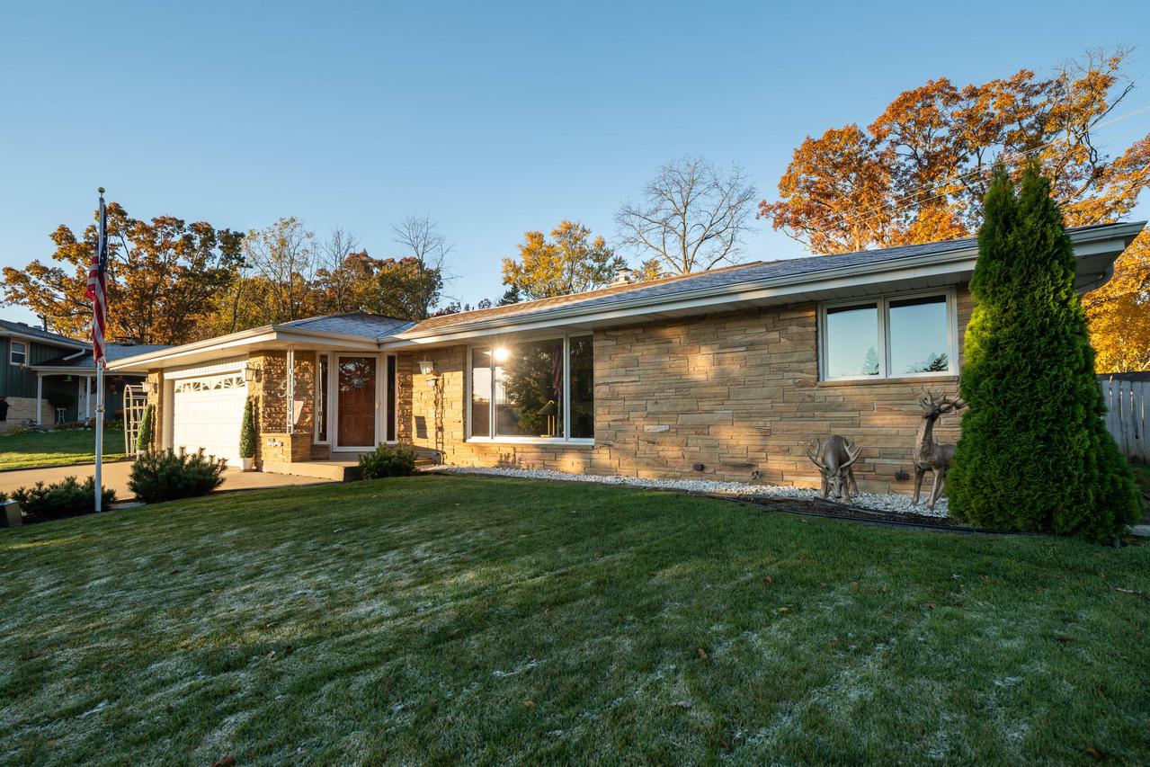 3725 W Abbott Ave, Greenfield, WI 53221