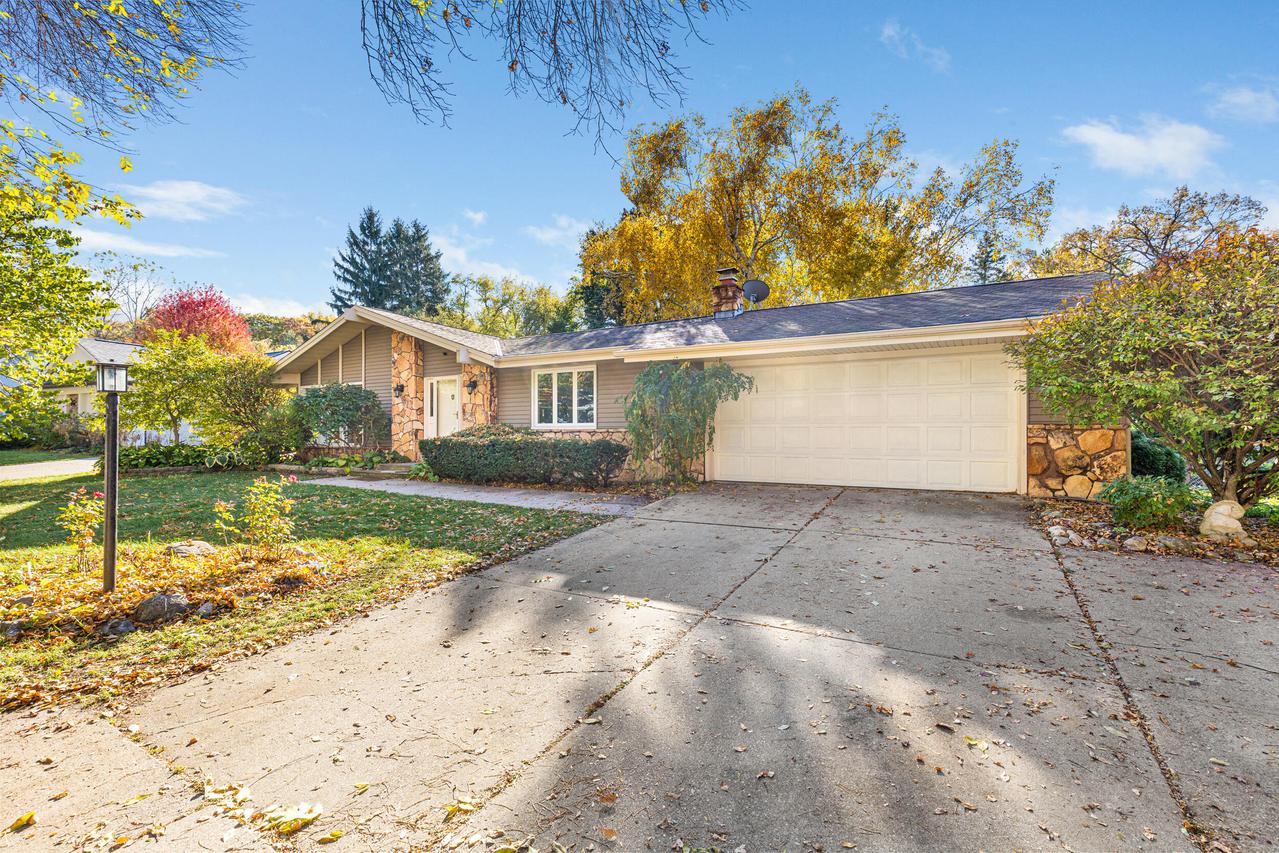 2339 Bramblewood Ct, Waukesha, WI 53188