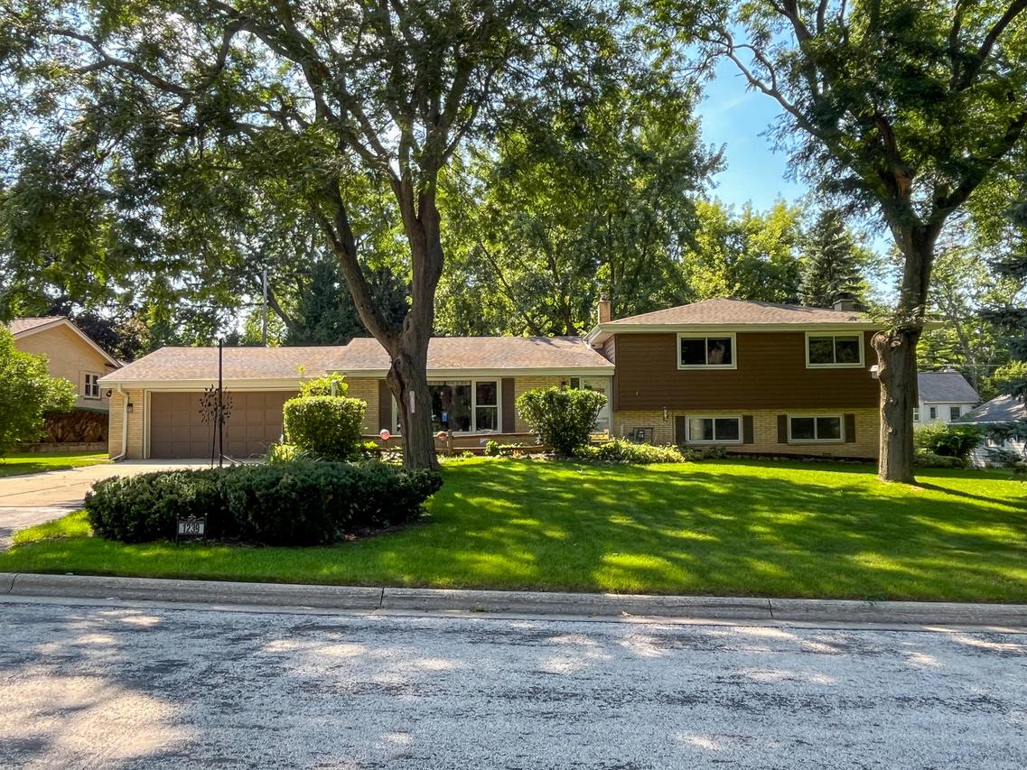 1239 N 122nd St, Wauwatosa, WI 53226