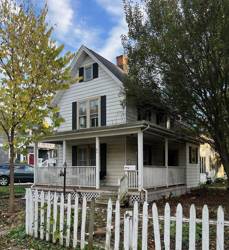 111 W Laflin Ave, Waukesha, WI 53186
