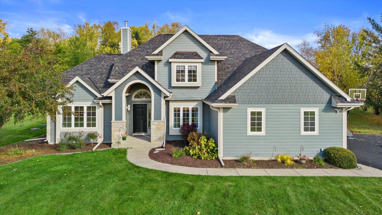 N76W24944 Ridgefield Dr, Lisbon, WI 53089