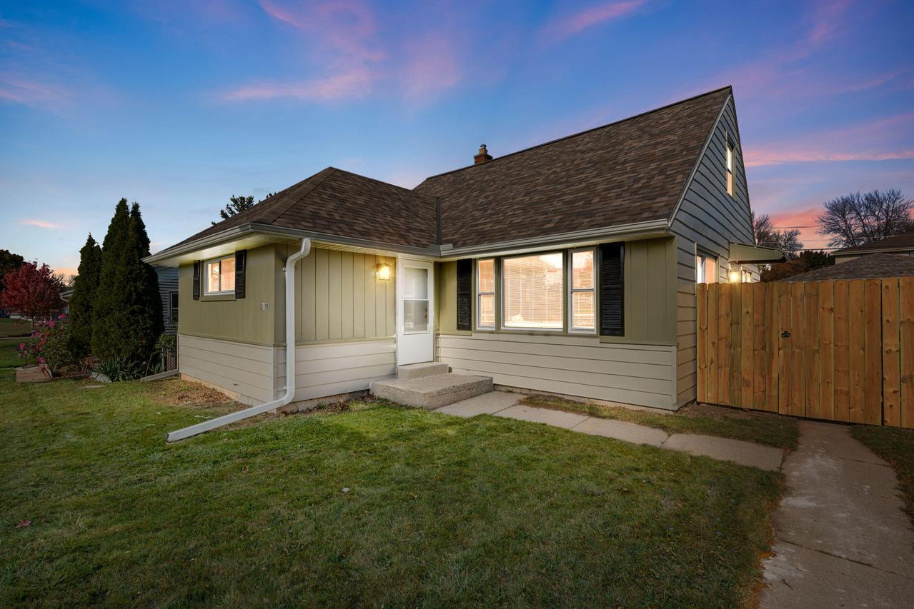 2028 W Whitaker Ave, Milwaukee, WI 53221