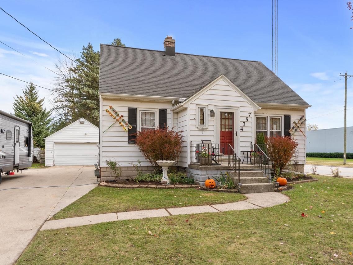 4757 Vista Rd, Manitowoc, WI 54220