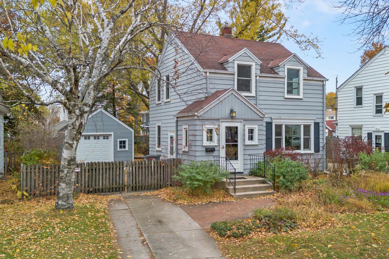 4941 N Hollywood Ave, Whitefish Bay, WI 53217