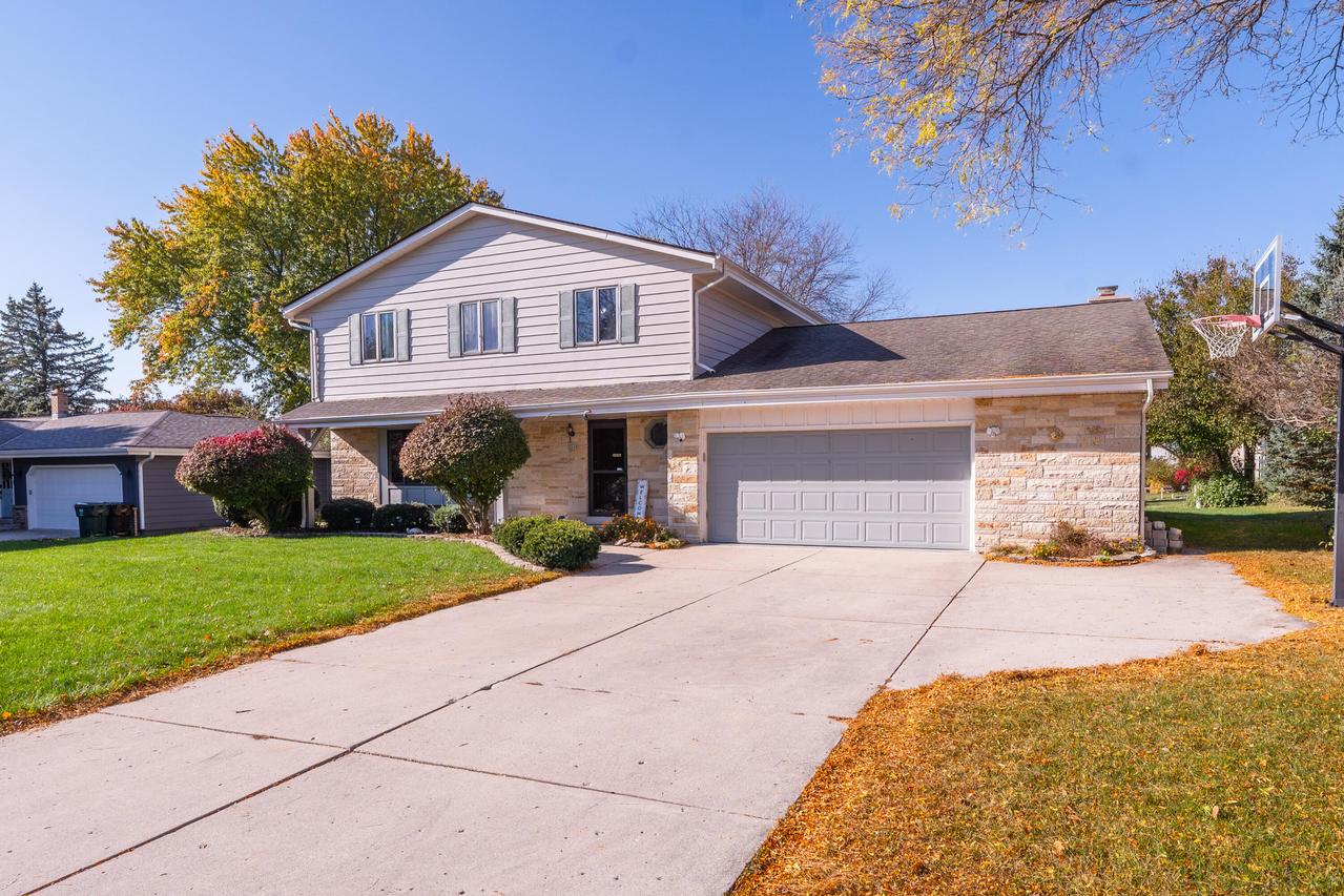 3295 S 149th St, New Berlin, WI 53151