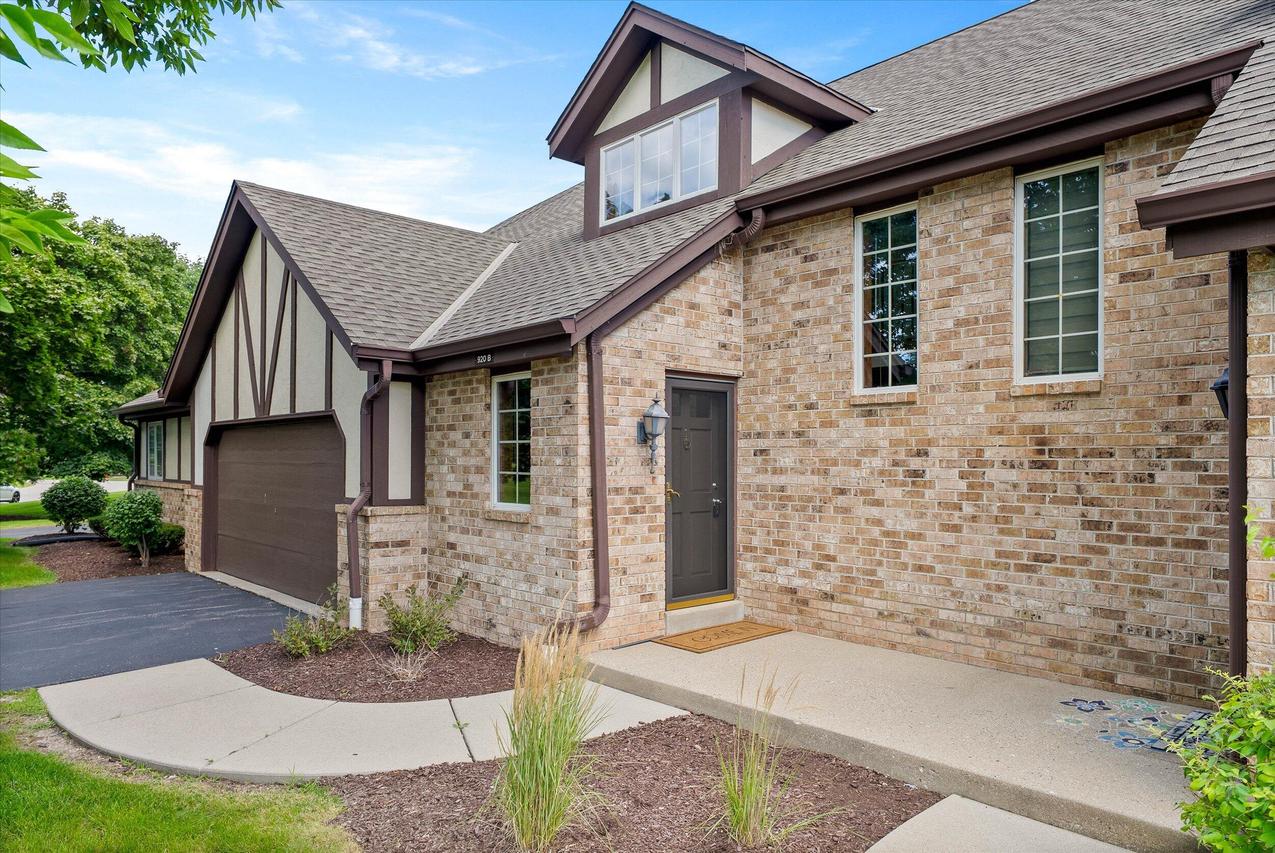 920 Oakwood Ln #B, Brookfield, WI 53045