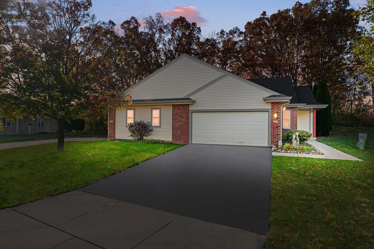 1337 E Buckwood Dr, Oak Creek, WI 53154