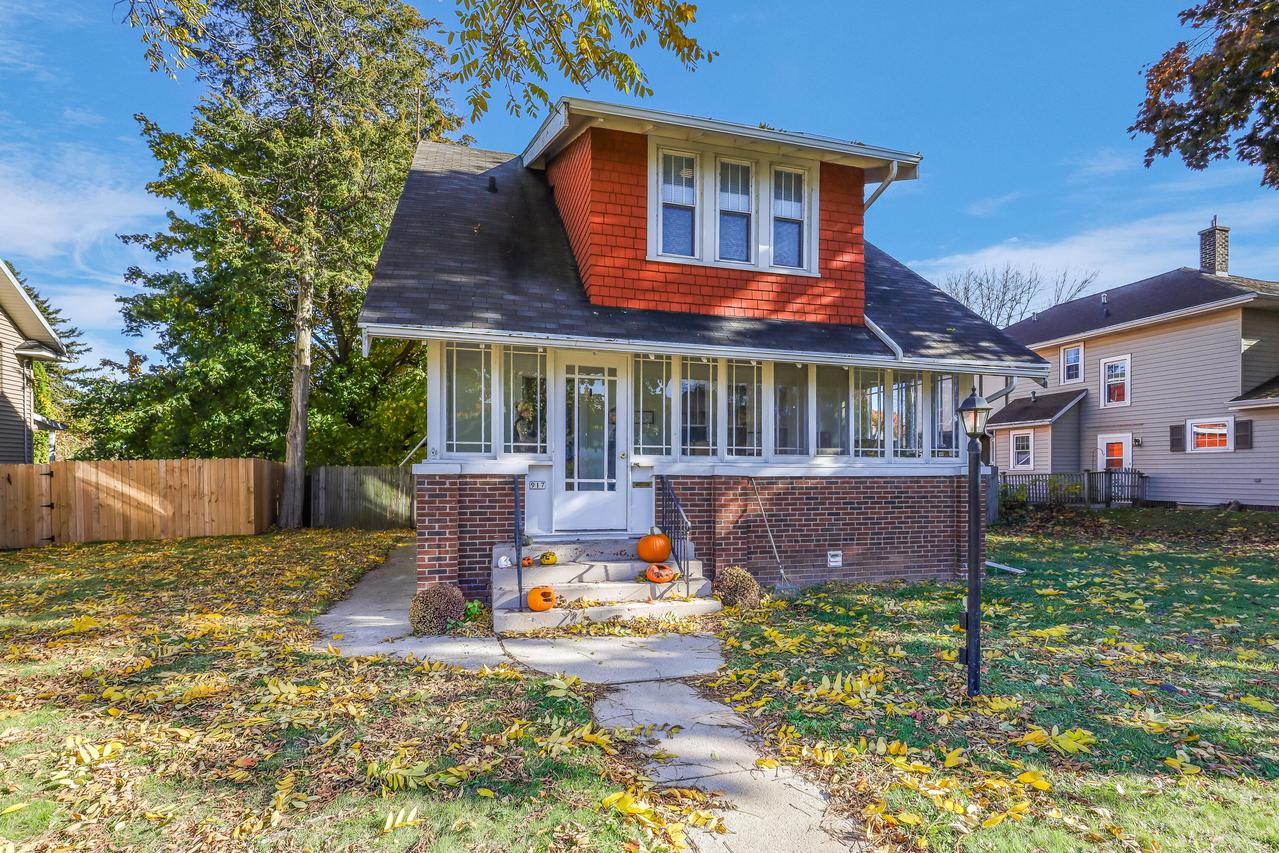 917 N 6th St, Manitowoc, WI 54220