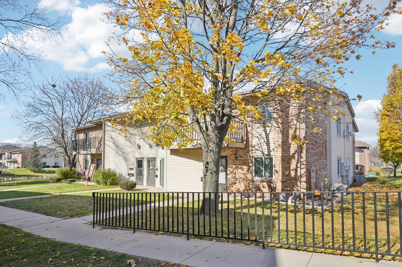 W168N11523 El Camino Dr, Germantown, WI 53022