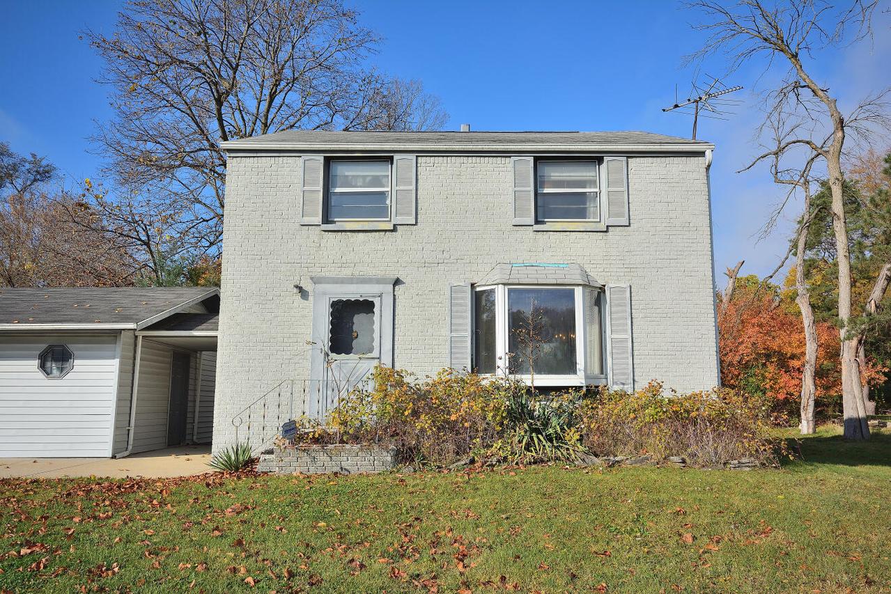 2365 N Calhoun Rd, Brookfield, WI 53005