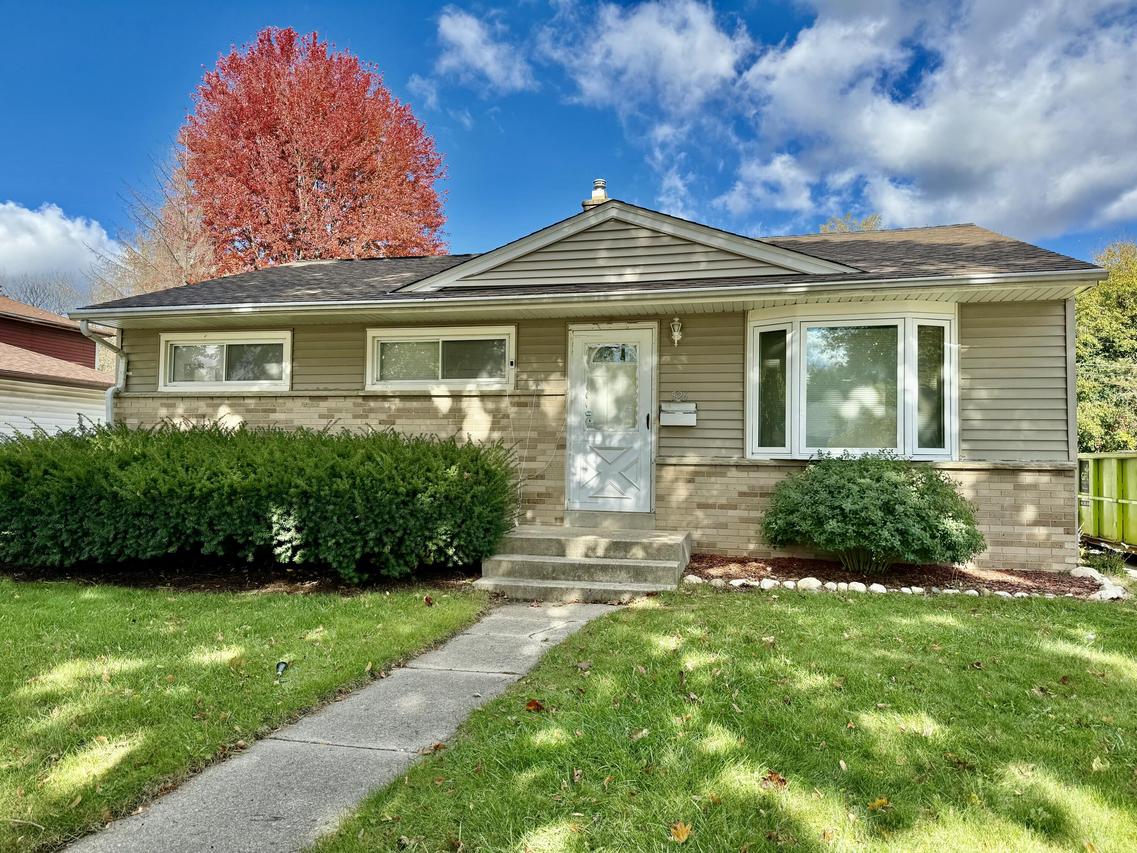 526 Peters Dr, Waukesha, WI 53188