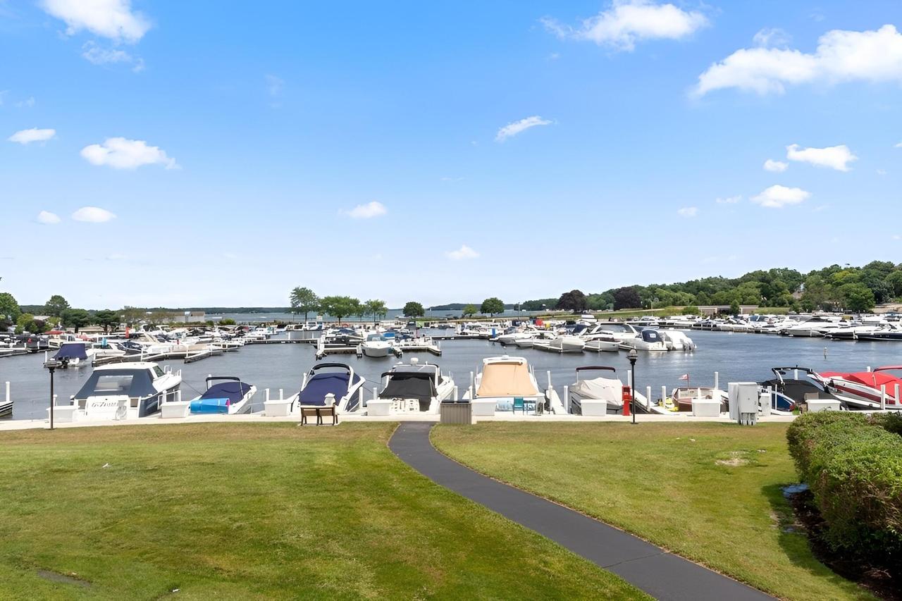 12 Abbey Villa Cir #C, Fontana, WI 53125